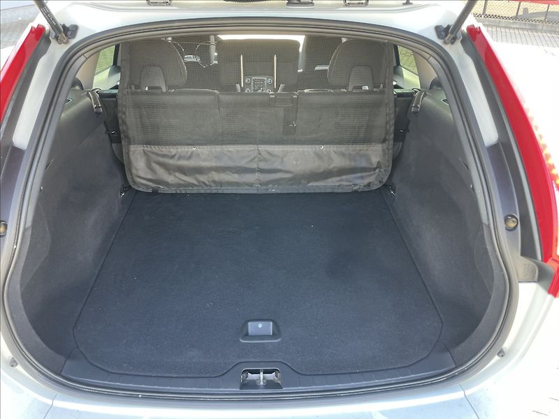 Volvo XC60 2,4 D4 Geartronic Kinetic AWD - fotka 9 z 41
