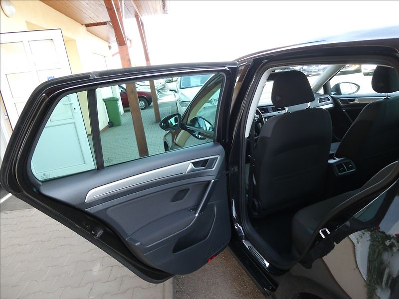 Volkswagen Golf 1,6 TDi 77kW serviska, xenony - fotka 22 z 50