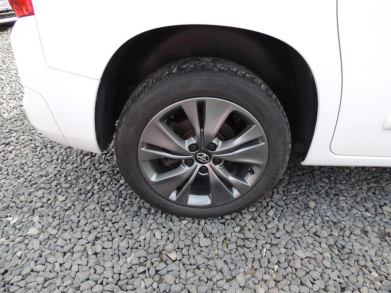 Toyota ProAce City Verso (2023) 1.2T,81kw,Family,7míst,1maj.ČR - fotka 19 z 76