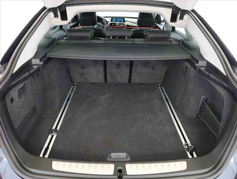 BMW Řada 3 (2018) Sport Line 320d xDrive GT - fotka 17 z 18