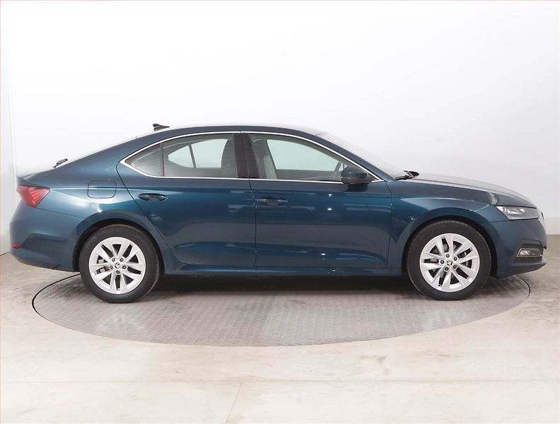 Škoda Octavia (2023) 2.0 TDI - fotka 6 z 16