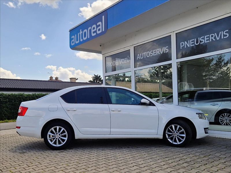 Škoda Octavia 1,6 TDI VÝHŘEV NEZ.TOPE XENONY - fotka 6 z 34