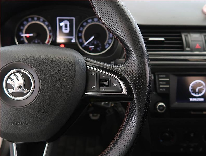 Škoda Rapid (2015) Spaceback 1.4 TDI, Xenony - fotka 17 z 20