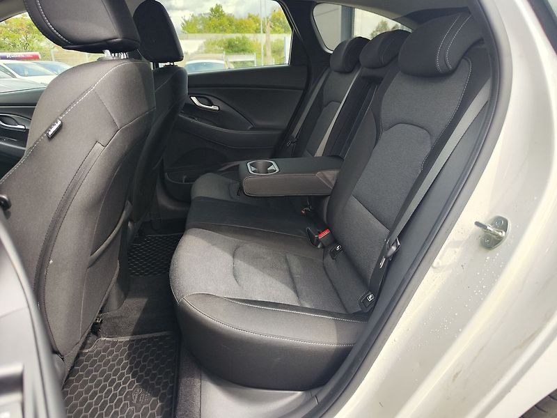 Hyundai i30 1.0 T-GDI/88kW Smart DCT - fotka 11 z 32