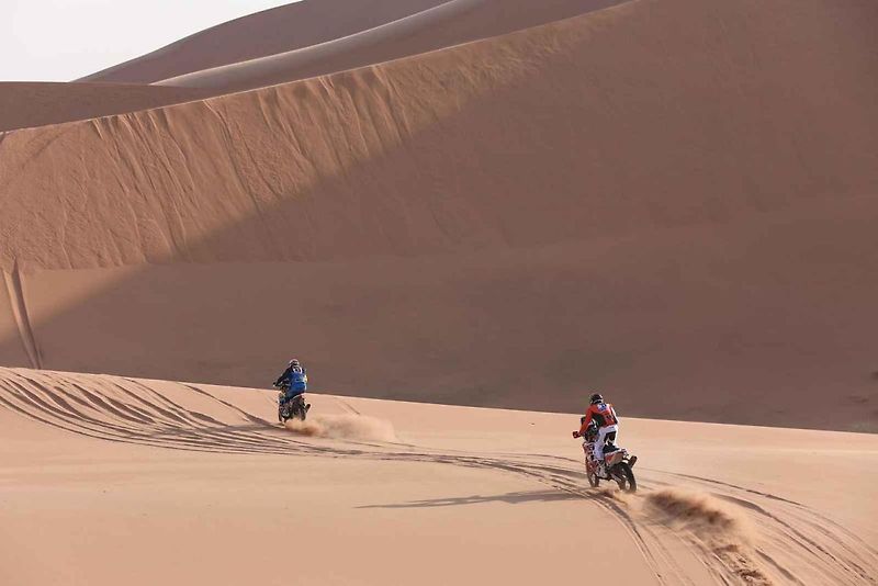 Účastníci Rallye Dakar zdolávají obrovské duny