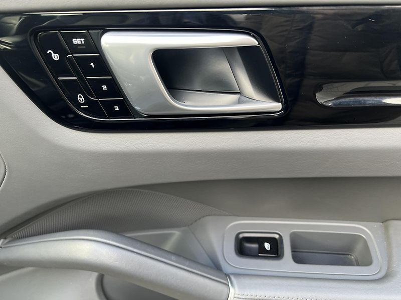Porsche Cayenne (2018) 3.0i*V6*250KW*E-Hybrid - fotka 38 z 40