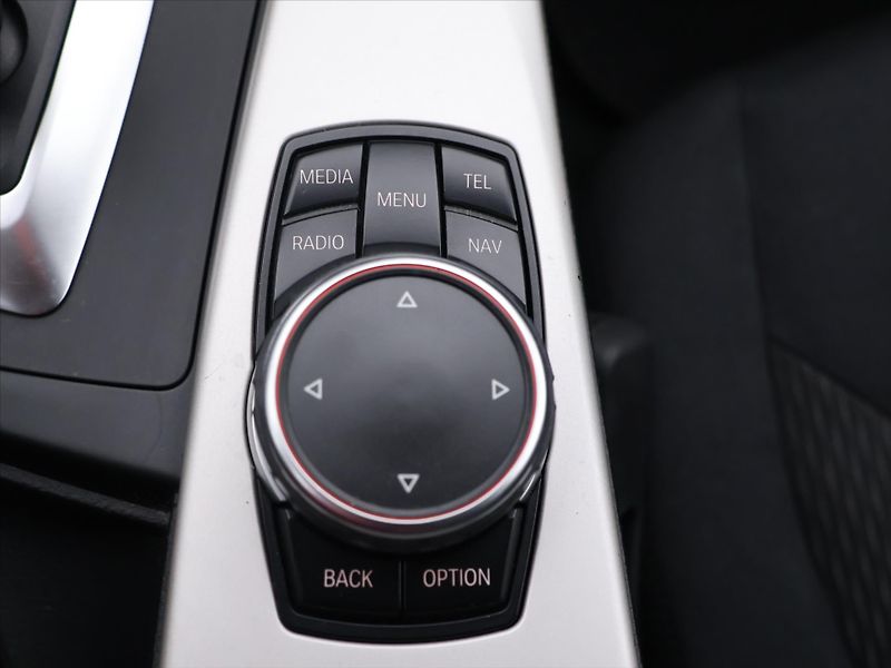 BMW Řada 3 2,0 320 XDrive 135kW Aut. - fotka 23 z 31