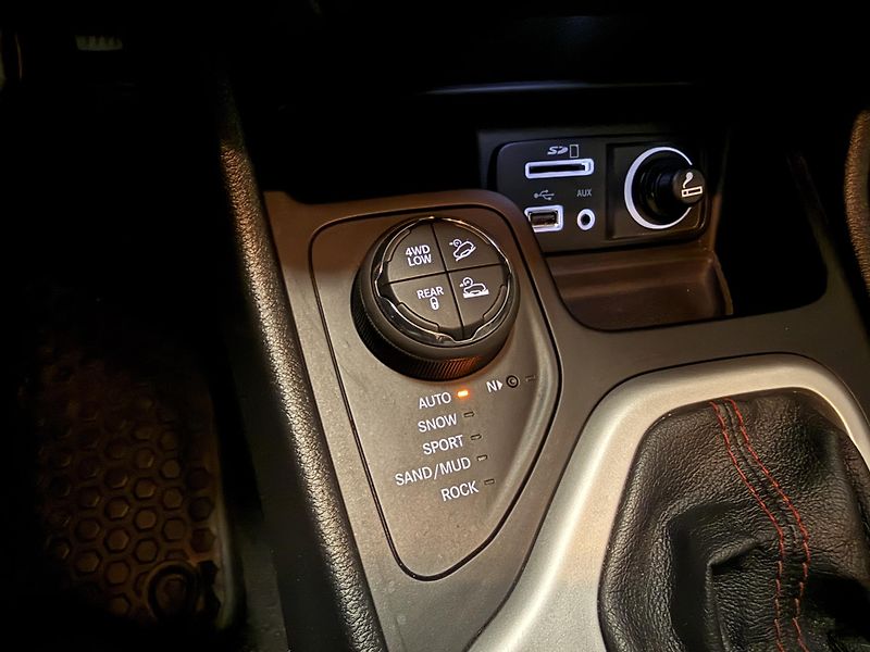 Jeep Cherokee (2016)  3.2 V6 Trailhawk 4WD,1941!! - fotka 28 z 37