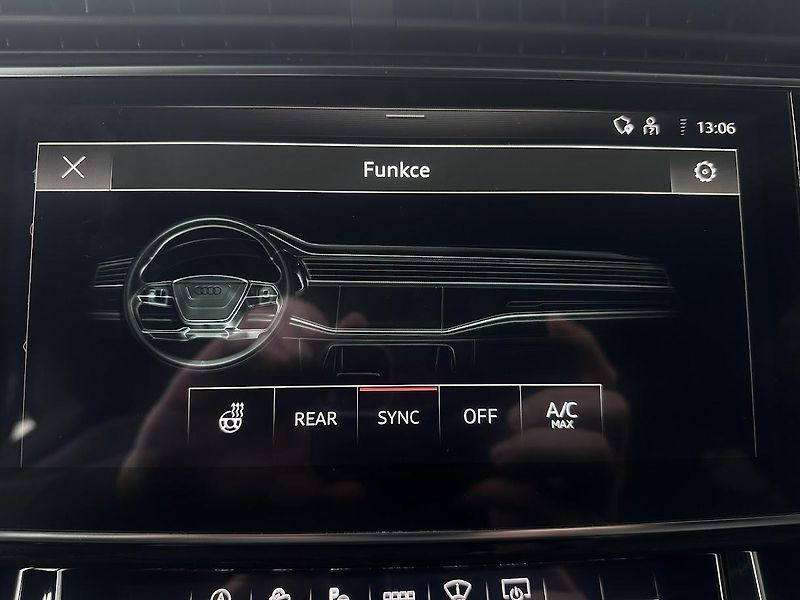 Audi Q8 (2021) S-Line 55 TFSI Quattro 250 kW  - fotka 32 z 33