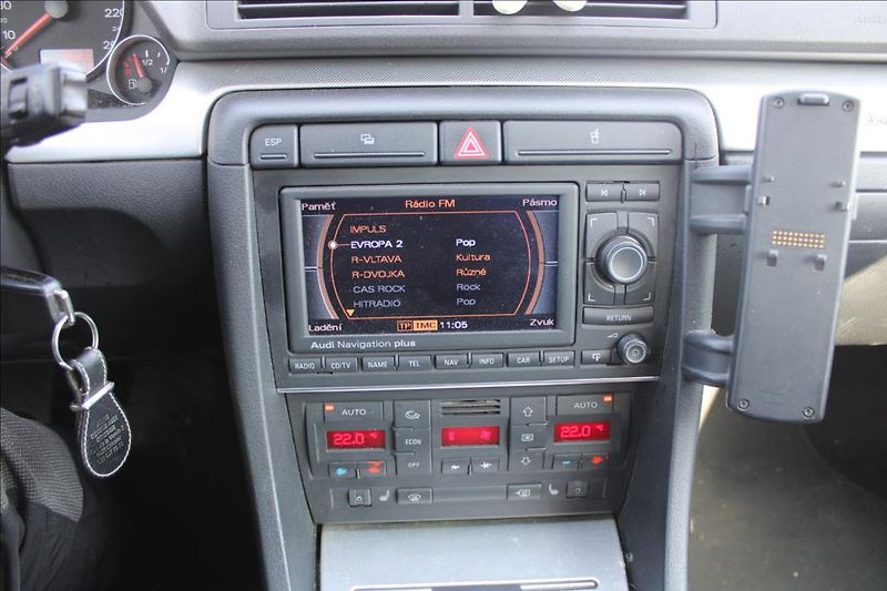 Audi A4 3,0 TDi  4x4,AUTOMAT,XENONY - fotka 19 z 29