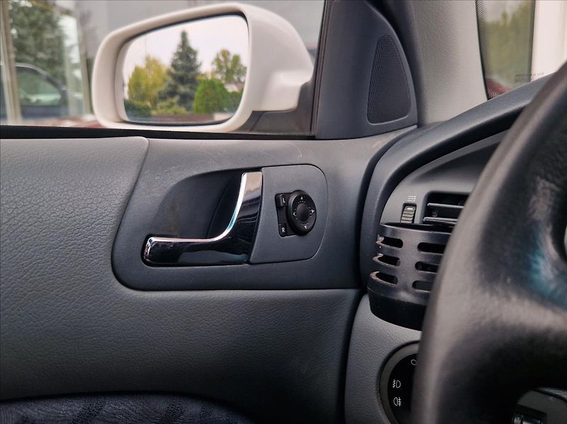 Škoda Octavia 1,8 20V 92kW KLIMA TAŽNÉ ŠÍBR - fotka 28 z 28