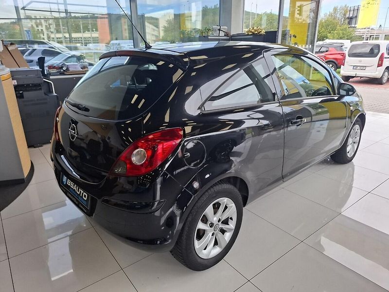Opel Corsa 1.2i 63KW 2011 - fotka 3 z 9