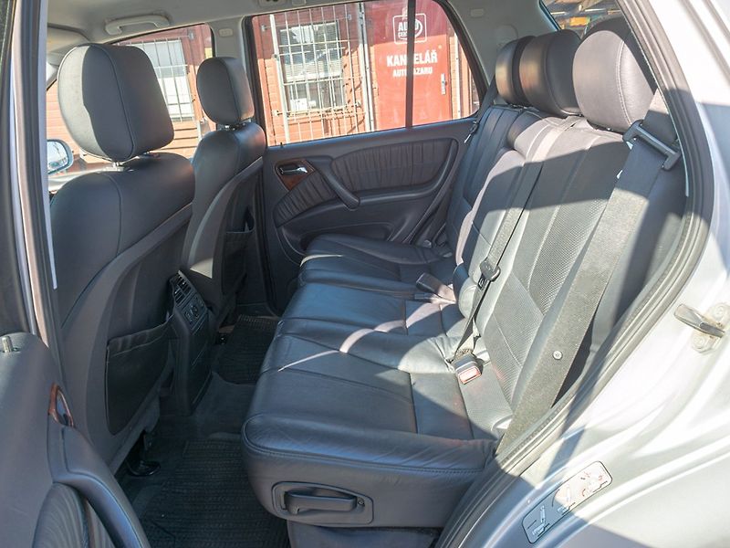 Mercedes-Benz Třídy M (2003) 270CDI 120KW – BEZ KOROZE - fotka 32 z 40