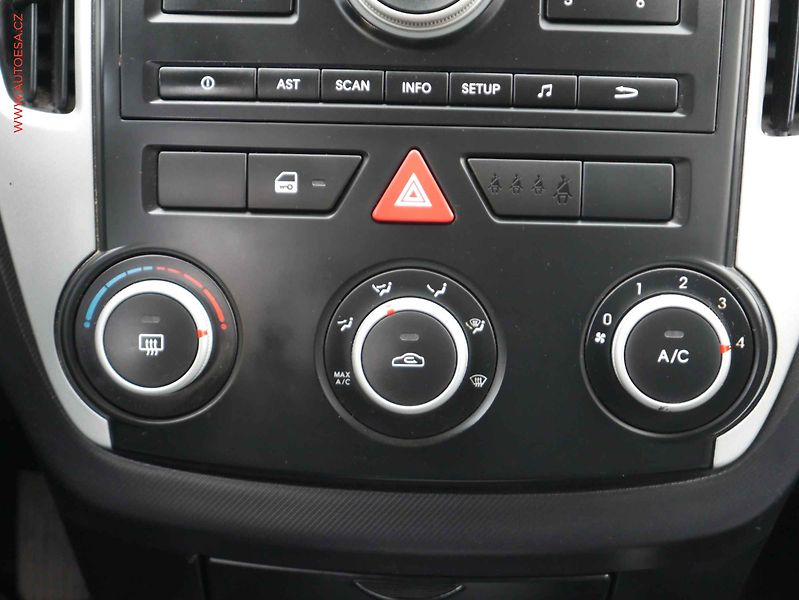 Kia Ceed (2012) 1.6i, servis.kniha, AC - fotka 12 z 15