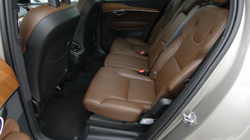 Volvo XC90 B6 AWD Momentum Pro Auto - fotka 20 z 27