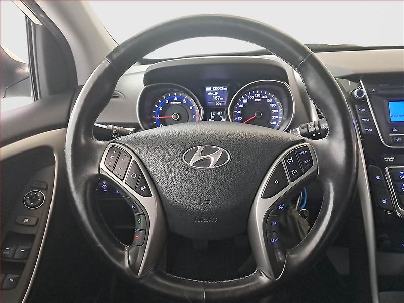 Hyundai i30 (2014) Trikolor 1.6 MPI, Tempomat - fotka 17 z 17