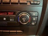 Panel klimatizace s tlačítkem recirkulace - zde lze zapnout funkci pevně, nebo automaticky