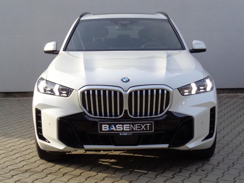 BMW X5 xDrive30d M-Sport - fotka 2 z 28