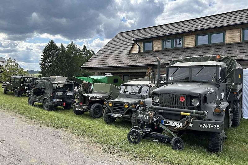 Veterány soutěžící o Zlomenou poloosu při své zastávce v Koutech.