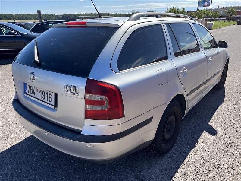 Škoda Octavia 2,0 TDi 103KW TAŽNÉ STK 7/2027 - fotka 6 z 32