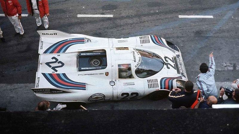 Pětice modelů Porsche Macan v barvách slavných Le Mans závoďáků.