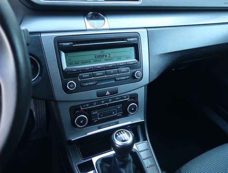 Volkswagen Passat (2011) 1.4 TSI, Serv.kniha - fotka 15 z 16
