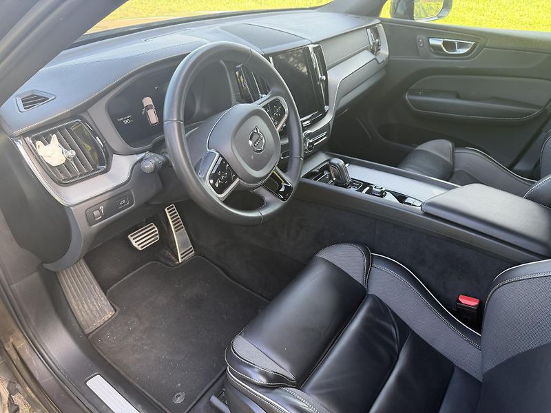 Volvo XC60 B4    R Design    ČR - fotka 11 z 31