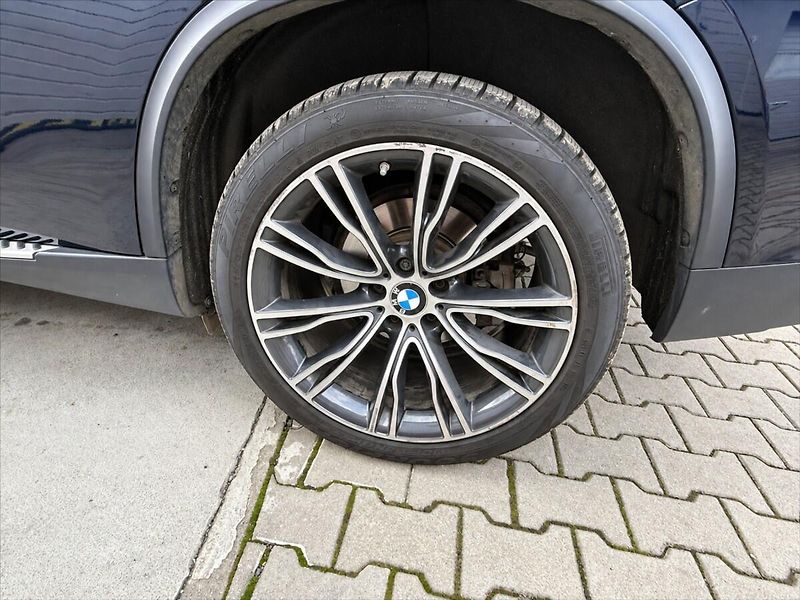 BMW X5 40e Xdrive LED HUD PANO TZ - fotka 42 z 42