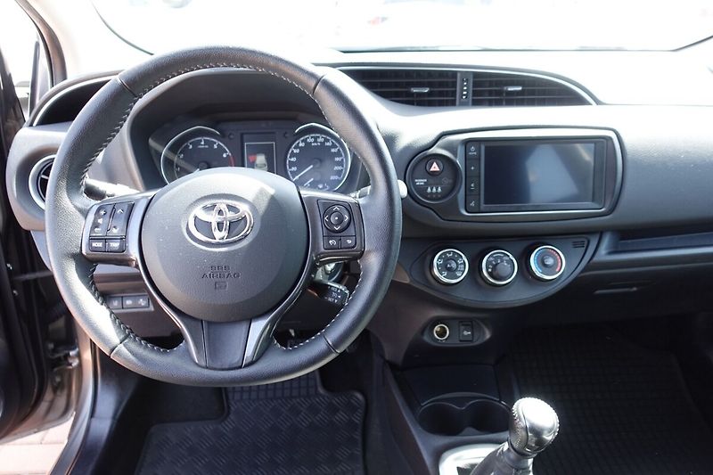 Toyota Yaris ZLEVNĚ 1.5 Dual VVT-i 6M/T Act - fotka 14 z 28