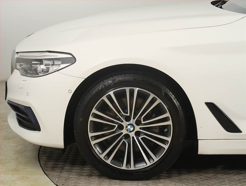 BMW Řada 5 (2019) Sport Line 530d xDrive - fotka 15 z 26