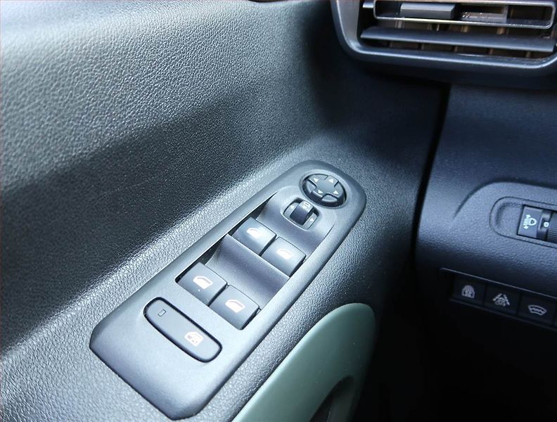 Citroën Berlingo (2020) Feel 1.5 BlueHDi, 5Míst, ČR - fotka 15 z 22