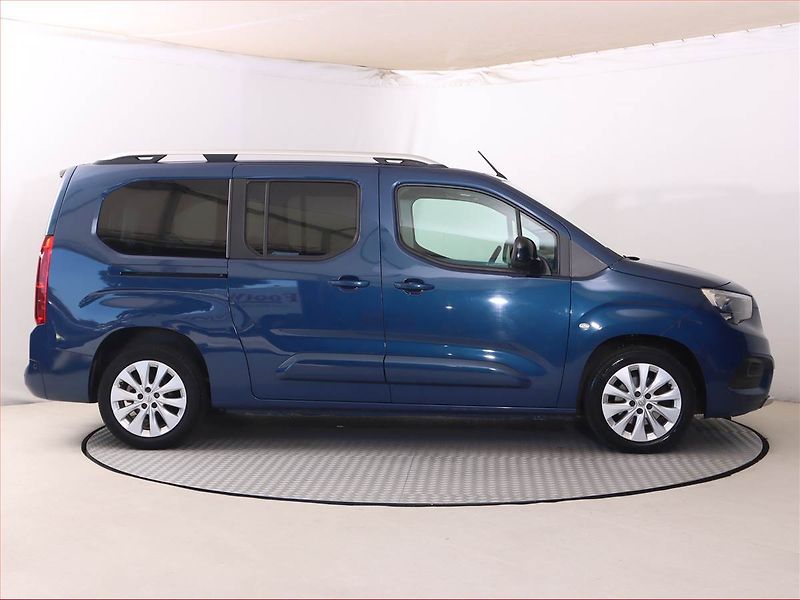 Opel Combo (2021) Maxi Elegance 1.2 Turbo, 5Míst - fotka 6 z 21