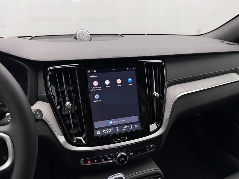 Volvo V60 (2026) T6 AWD Plug-in DARK ULTRA - fotka 8 z 24