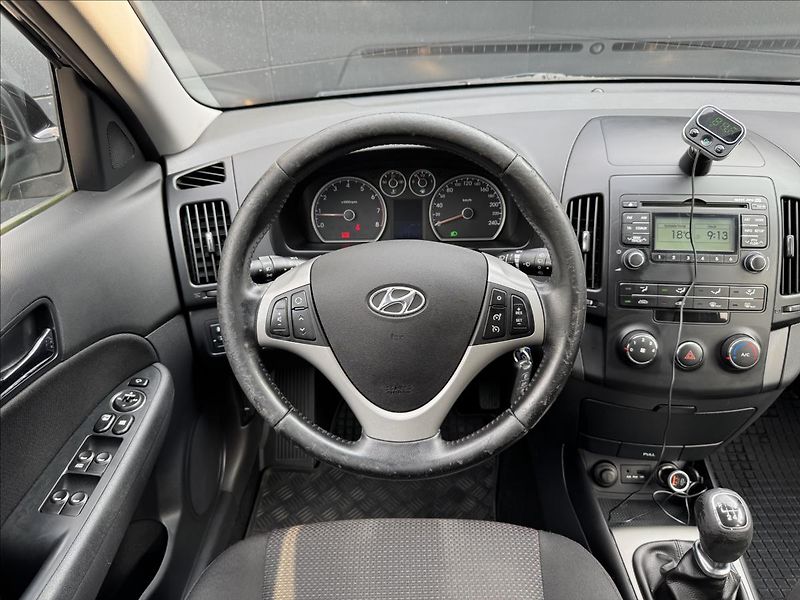 Hyundai i30 1,4 i Trikolor Plus ČR - fotka 15 z 26