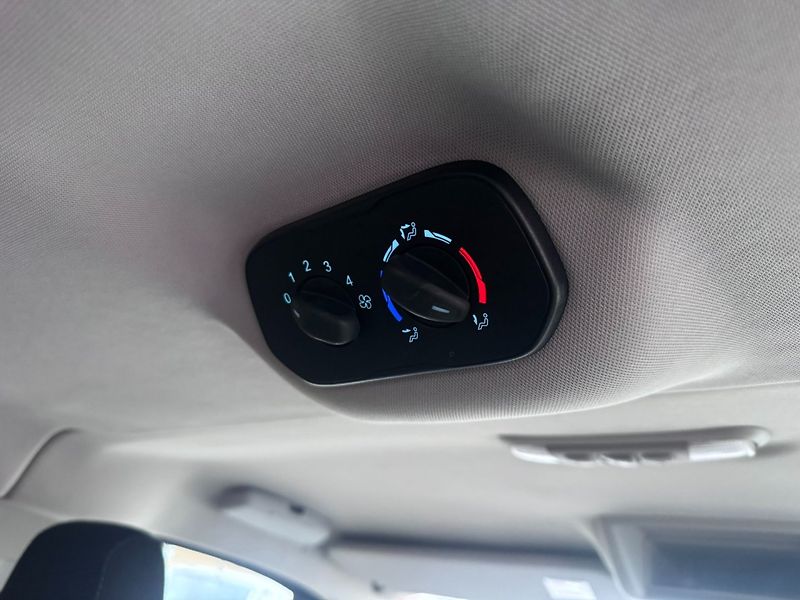 Ford Tourneo Custom (2018) 2,0D 125KW 8 MÍST TITAN 1.MAJ - fotka 38 z 49