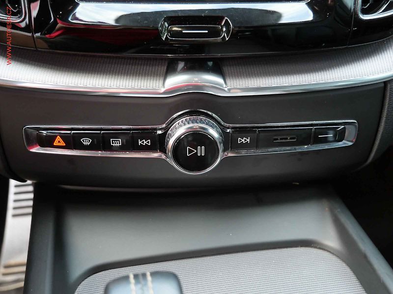 Volvo XC60 (2019) 2.0 D 4x4, R-design, AT, LED - fotka 17 z 24