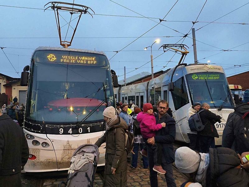 Vánoční flotila pražského dopravního podniku.
