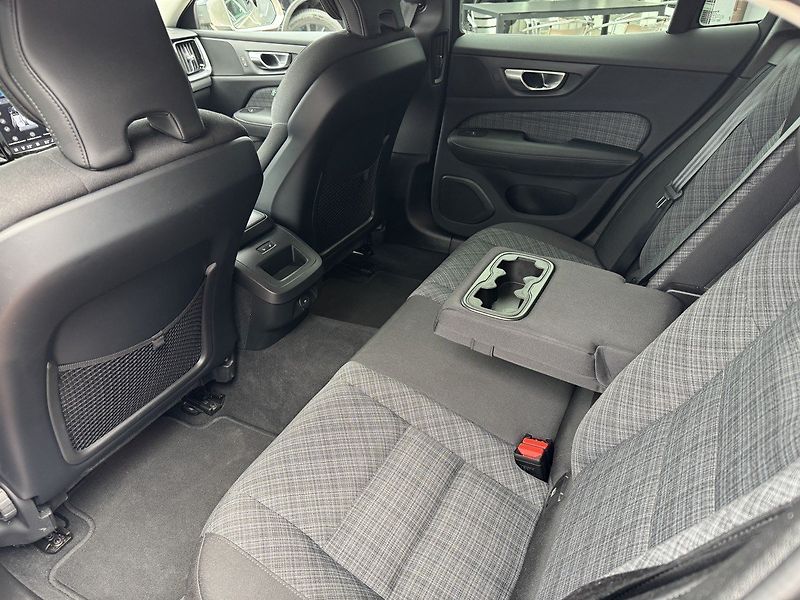 Volvo S60 (2024) 2.0i B4 Core Ad.LED Kamera - fotka 22 z 46
