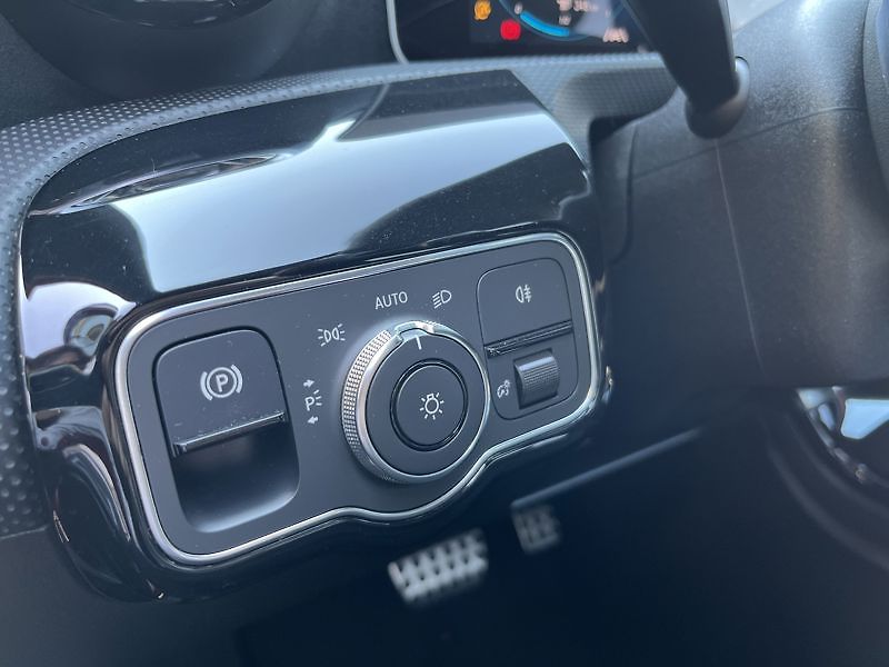 Mercedes-Benz Třídy A A-Třída 180d sedan AMG Line Ni - fotka 12 z 20