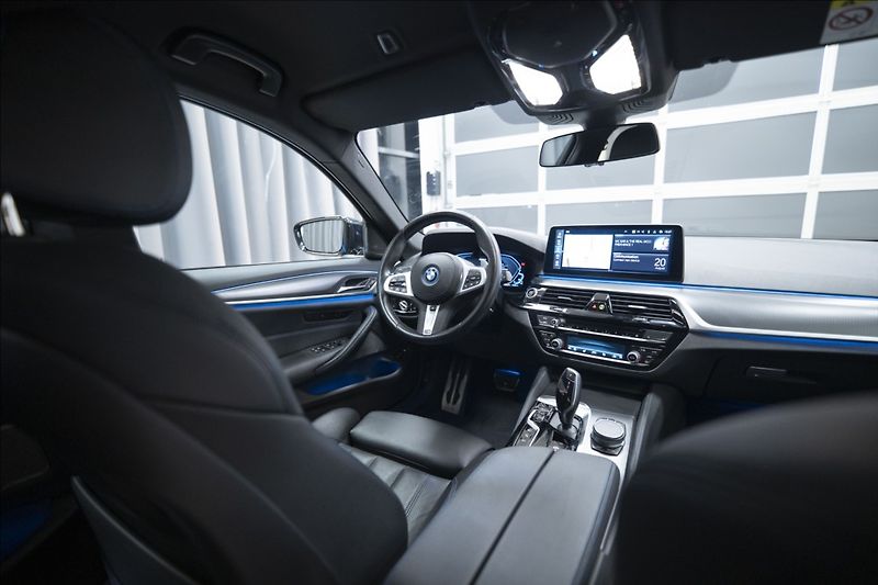 BMW Řada 5 530e xDrive M Sport ČR DPH   2 - fotka 42 z 42