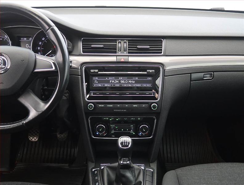 Škoda Superb (2015) Ambition 1.4 TSI, Xenony - fotka 12 z 18