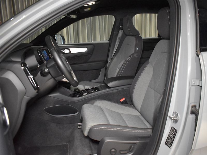 Volvo XC40 2,0 B3 Plus Dark Bezklíč - fotka 9 z 23