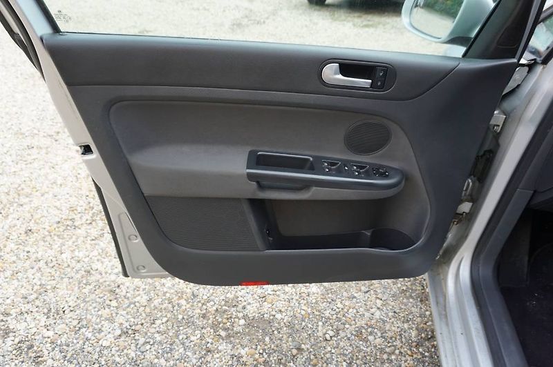 Volkswagen Golf Plus (2008) 1,9 - fotka 23 z 24