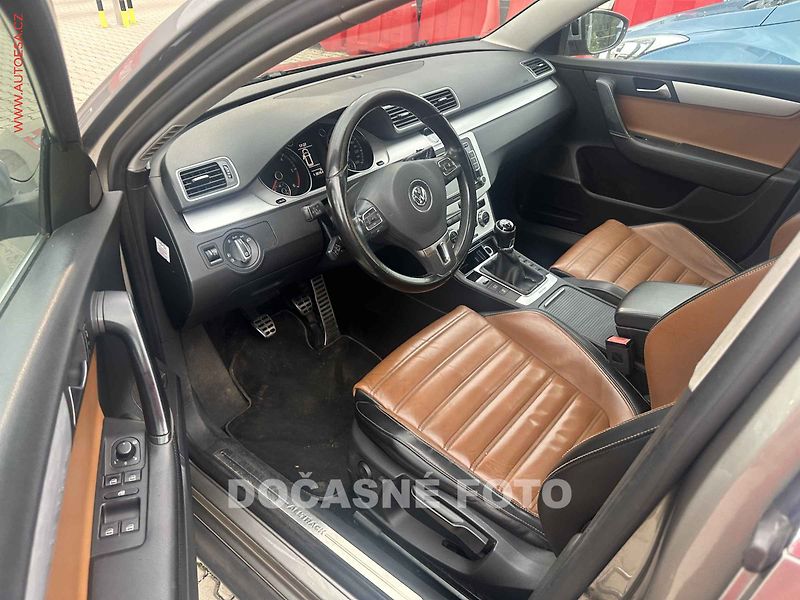 Volkswagen Passat (2013) 2.0 TDi 4x4, ČR, navi, bixen - fotka 3 z 3