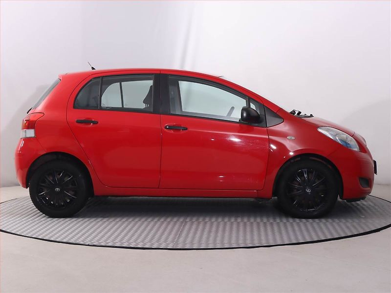 Toyota Yaris (2009) 1.33 Dual VVT-i, Serv.kniha - fotka 6 z 15