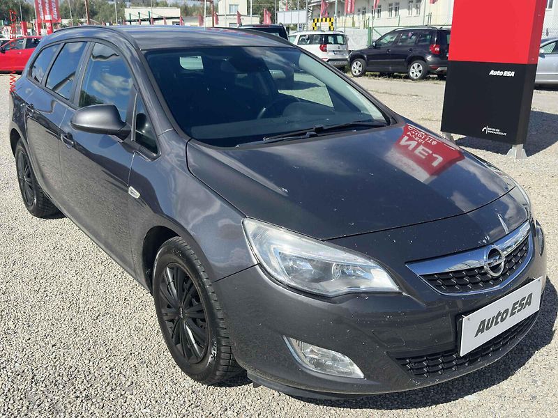 Opel Astra (2011) 1.7 CDTi, 2.maj, AC, výhřev - fotografie inzerátu