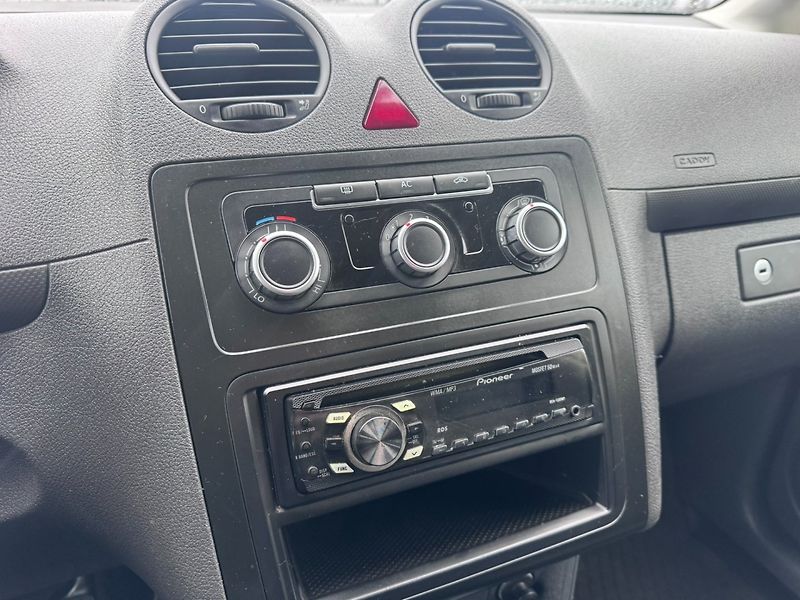 Volkswagen Caddy (2011) 1,6 TDI 55 KW STK TAŽNÉ - fotka 23 z 42