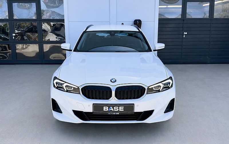 BMW Řada 3 318i Touring - fotka 2 z 24