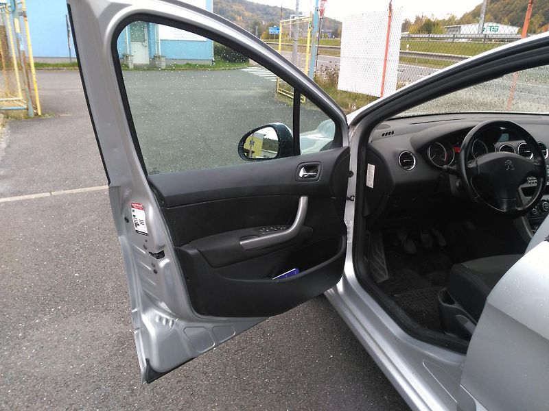 Peugeot 308 1,6 HDI  /68 kW/ - fotka 12 z 29