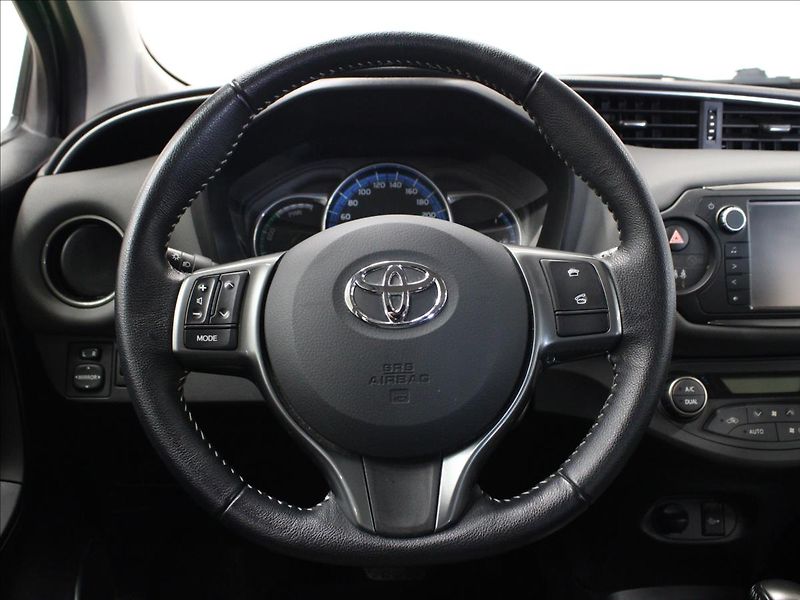 Toyota Yaris 1,5 i Hybrid Comfort At. - fotka 17 z 31